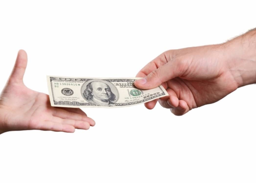 Джинсовый карман с деньгами. 10 долларов в руке. Много денег в кармане. Деньги в кармане. Деньги из кармана.